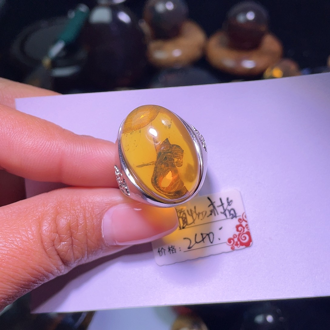 琥珀裸石未镶嵌？