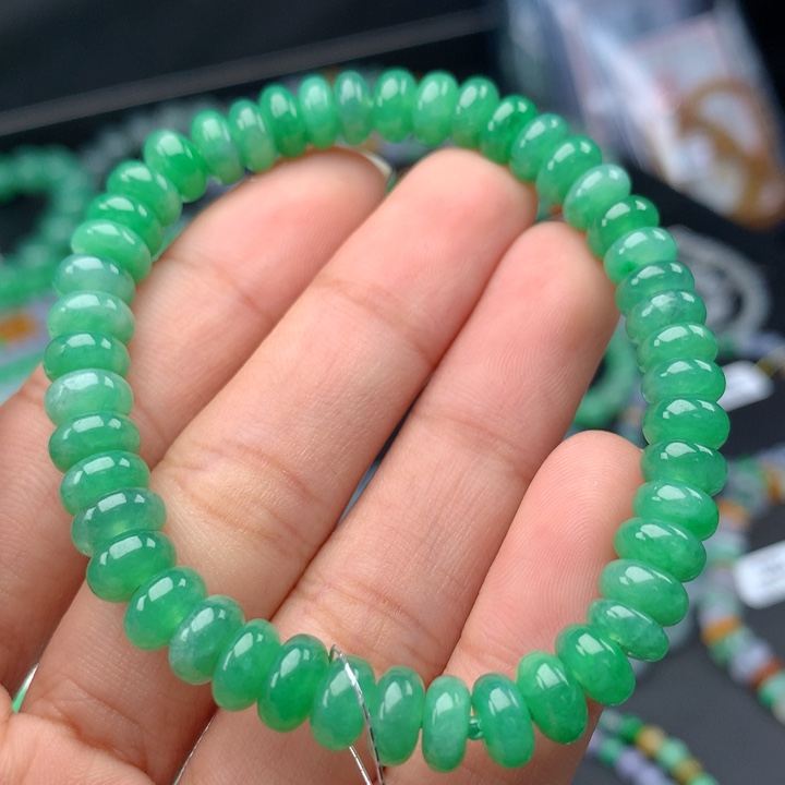 翡翠手镯未镶嵌卡