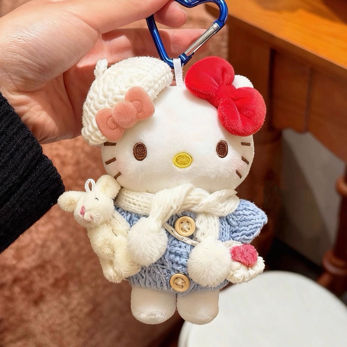 可爱毛衣围巾抱小兔kt猫包包挂件毛绒公仔玩偶钥匙扣挂饰装饰礼物