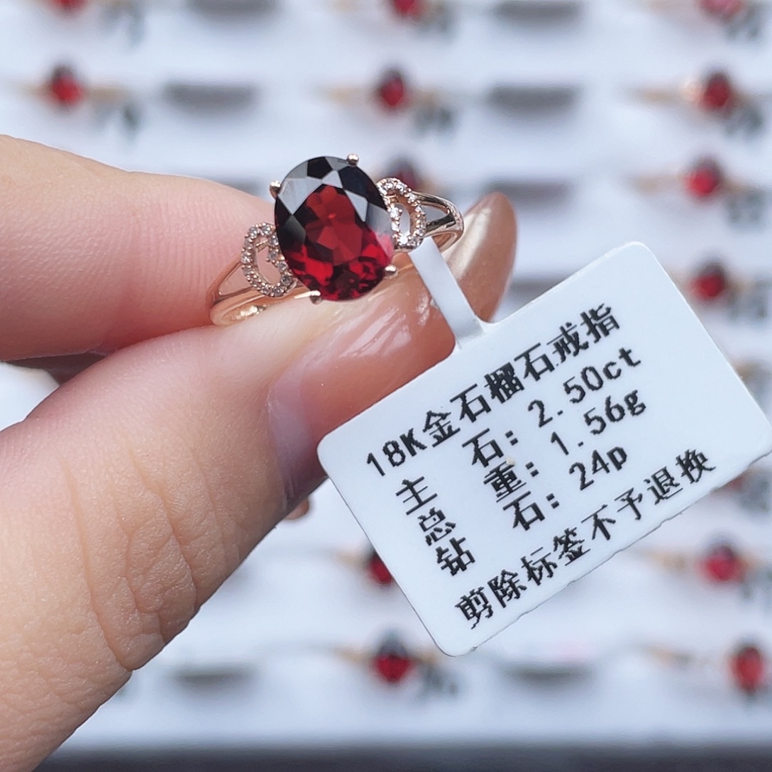 18K金镶嵌石榴石戒指