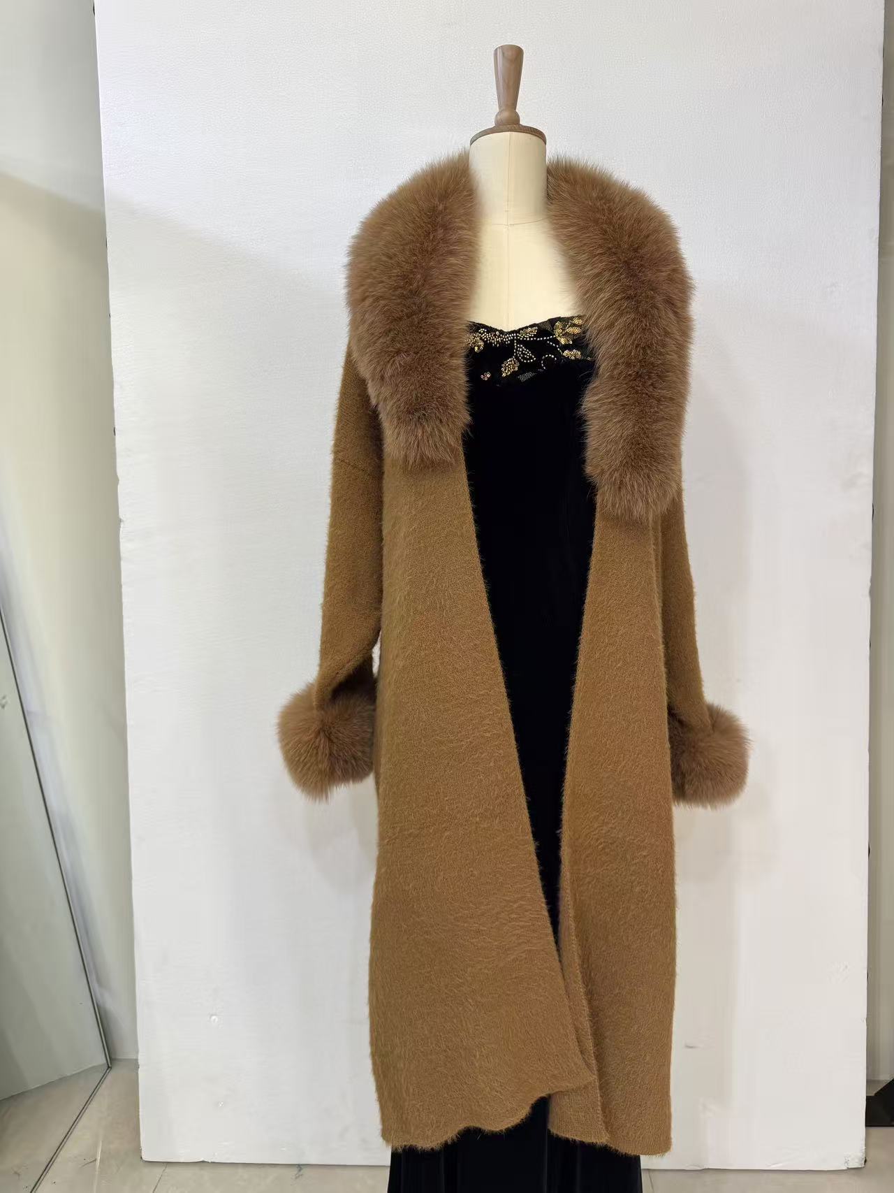 画报金夫人自制秋冬大气款温柔毛毛驼色外套超大青果领毛袖驼色