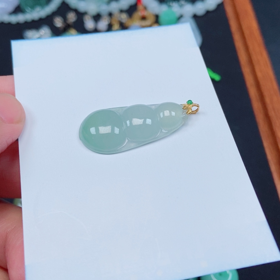 翡翠未镶嵌颈饰豆子
