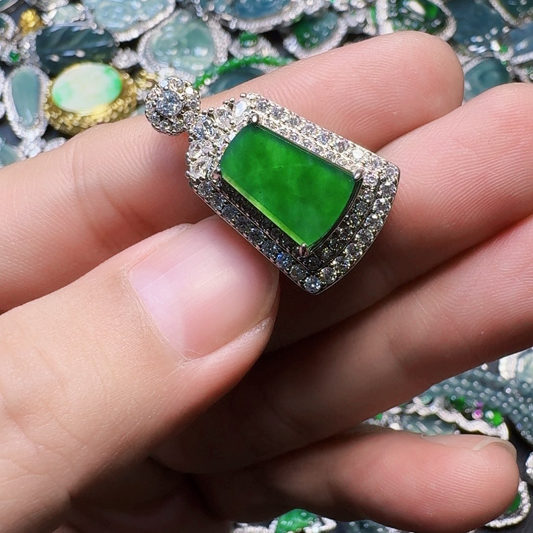 翡翠未镶嵌颈饰天然A货翡翠放漏