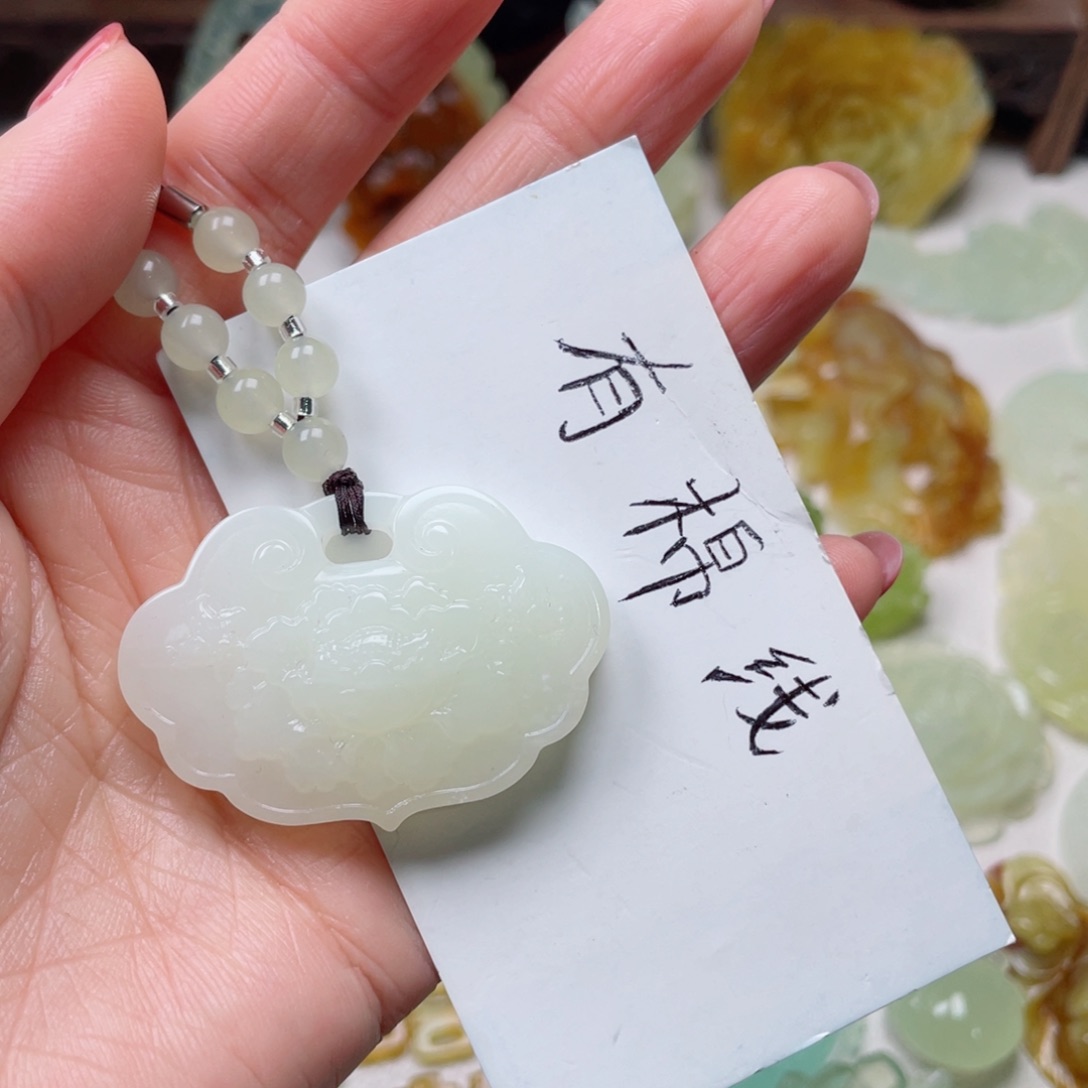 蛇纹石玉颈饰未镶嵌