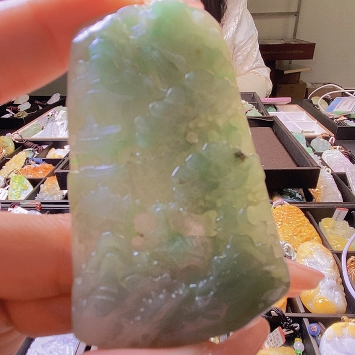 翡翠未镶嵌颈饰一个