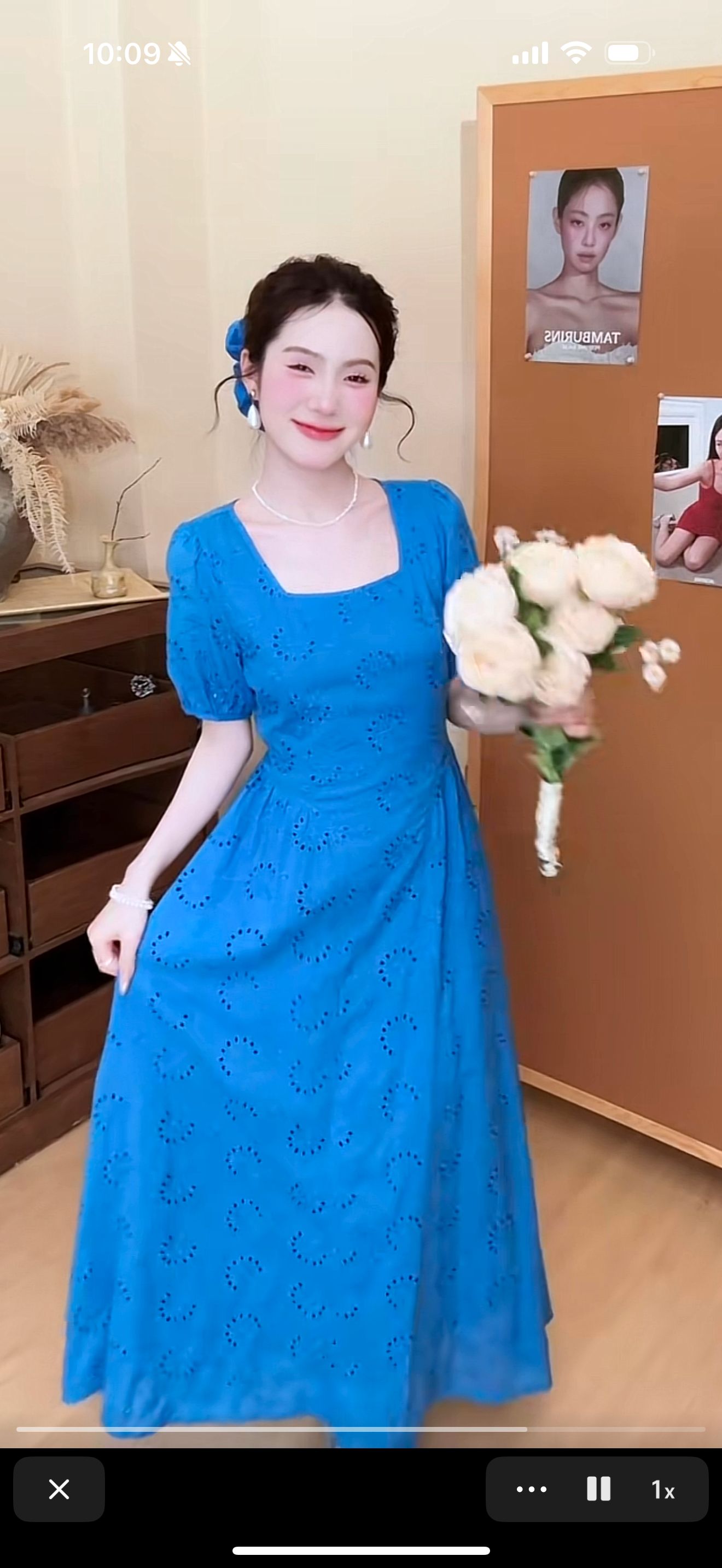 法式镂空琉璃蓝短袖连衣裙女2025新款高级感气质显瘦方领