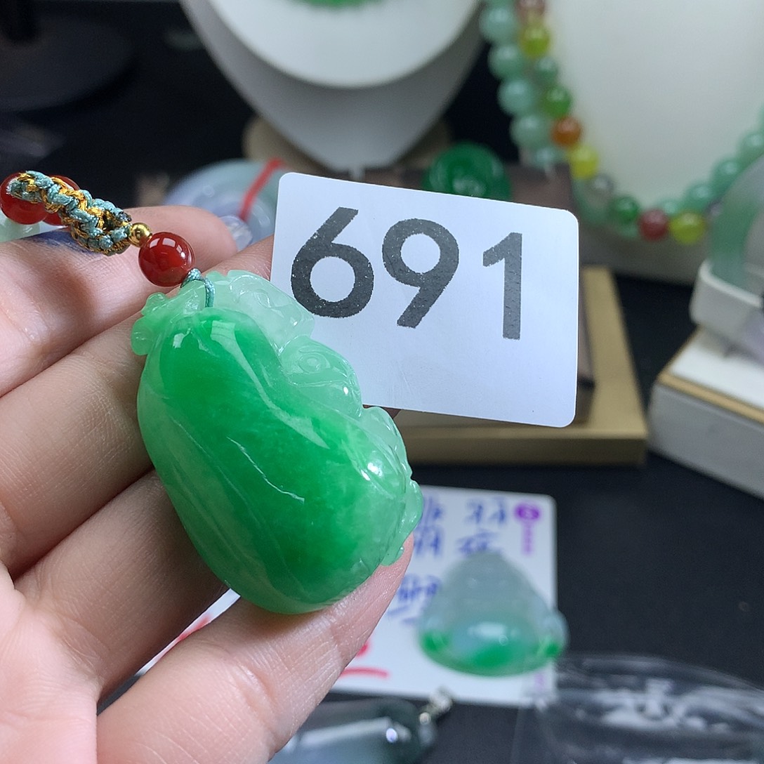 翡翠未镶嵌吊坠(赠链)