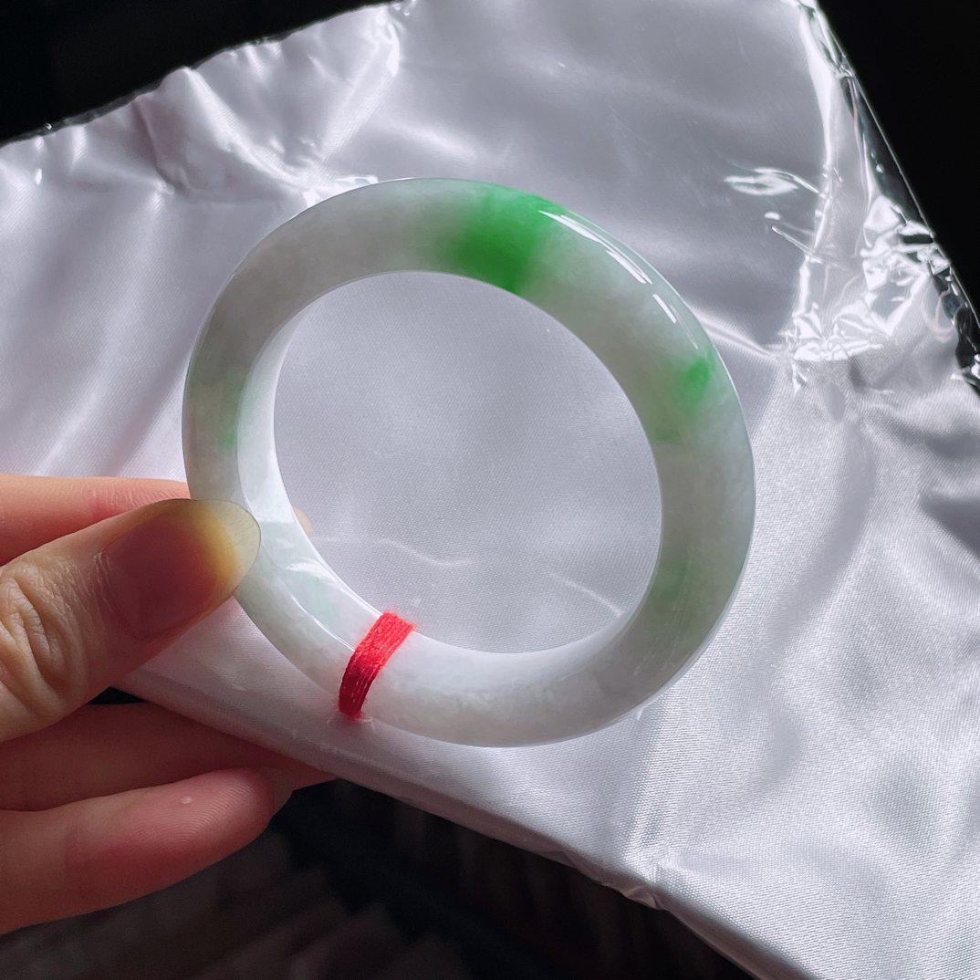 正品天然缅甸翡翠Ａ货 糯种白底飘阳绿52.5圈正圈手镯（包容比较大）