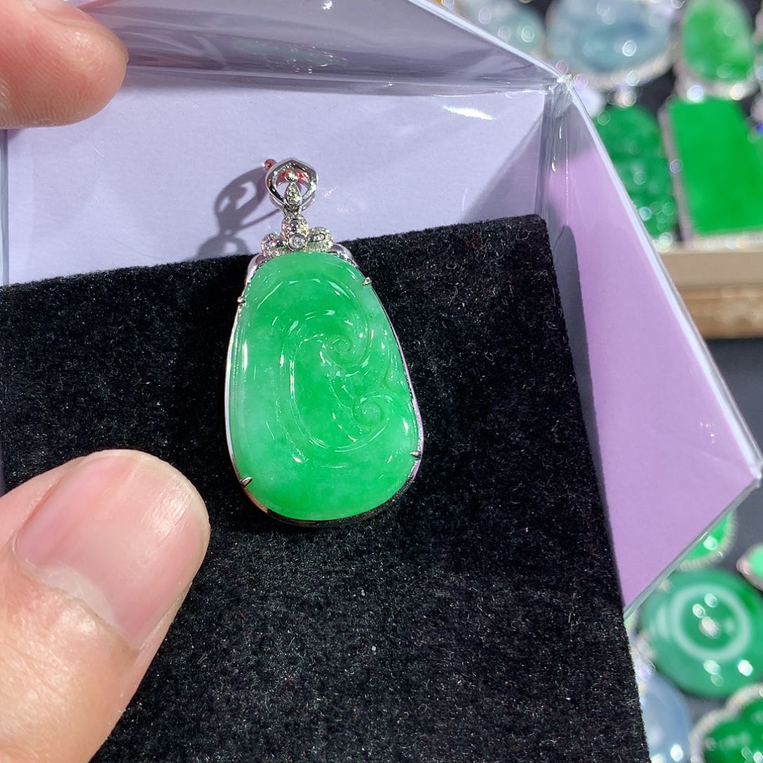 翡翠吊坠(赠链)18K金镶嵌