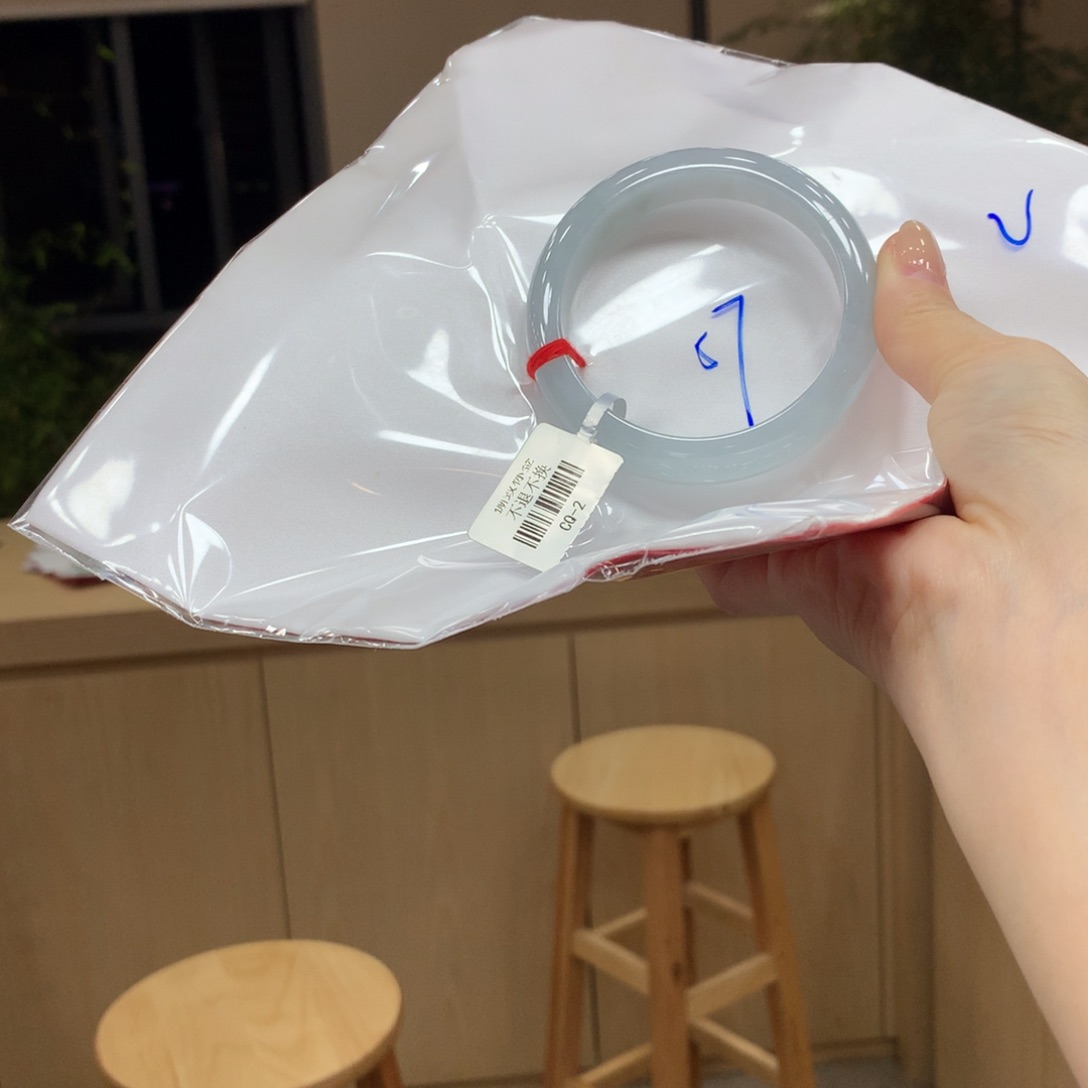 翡翠手镯未镶嵌不退不换