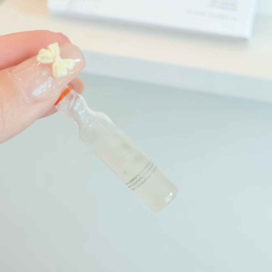 白色安瓶涂抹精华小