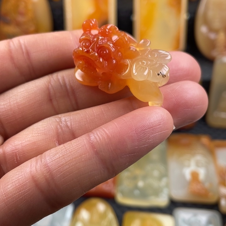 石英质玉（黄龙玉）颈饰未镶嵌