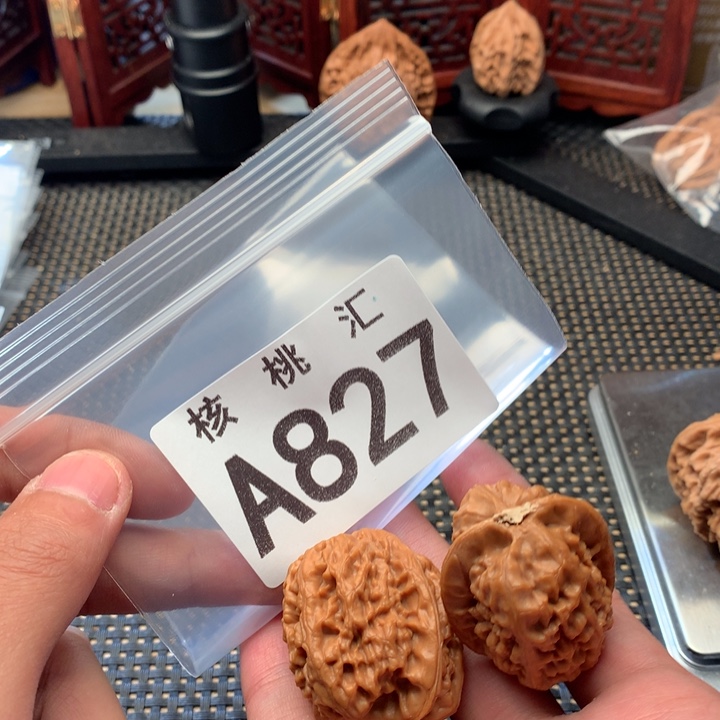 李***毅文玩核桃吊坠红莲