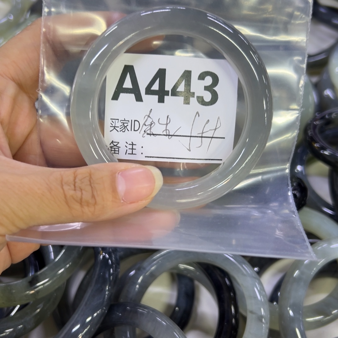 余***就蛇纹石玉未镶嵌手镯