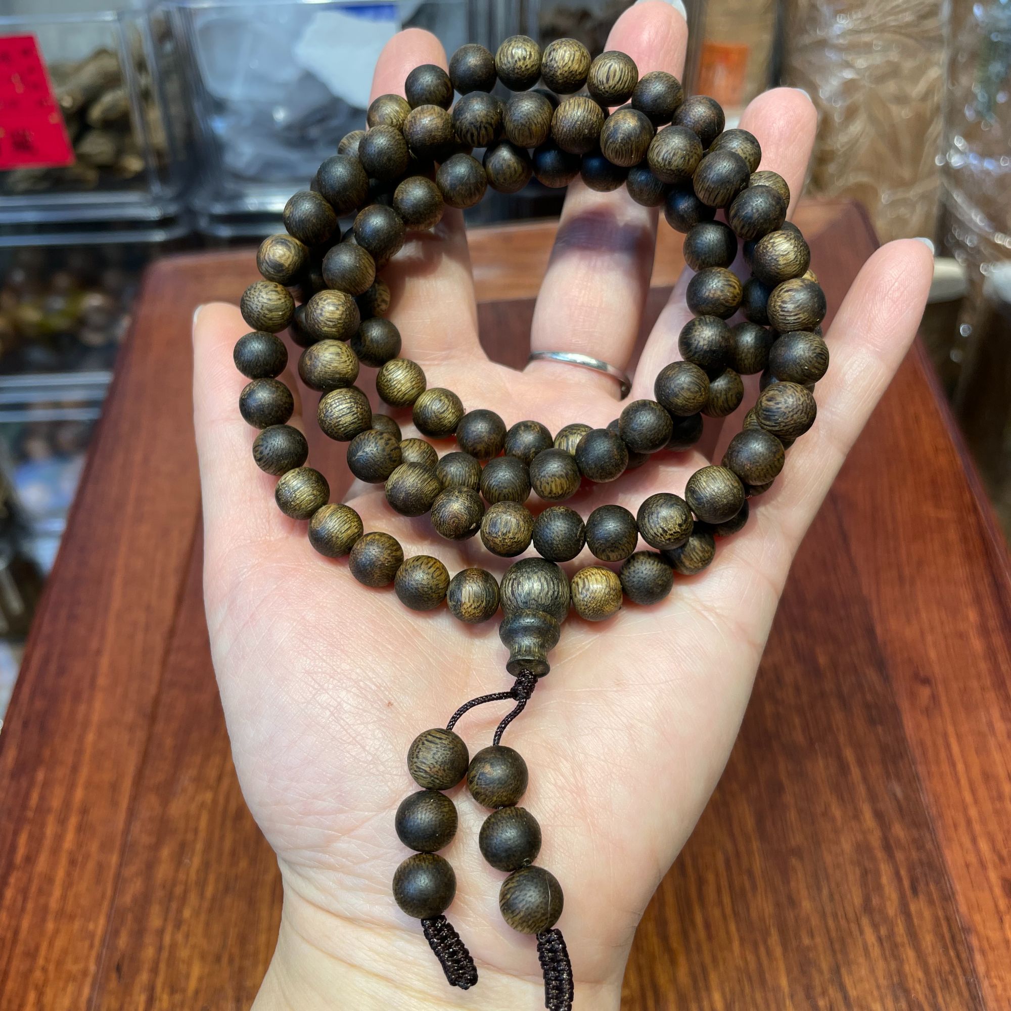 莺歌绿棋楠0.8CM*108颗圆珠多圈9分沉沉香手串【老良红木】