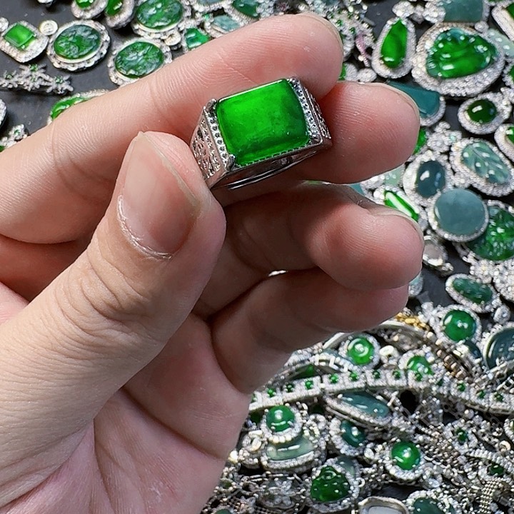 翡翠颈饰未镶嵌天然A货翡翠放漏