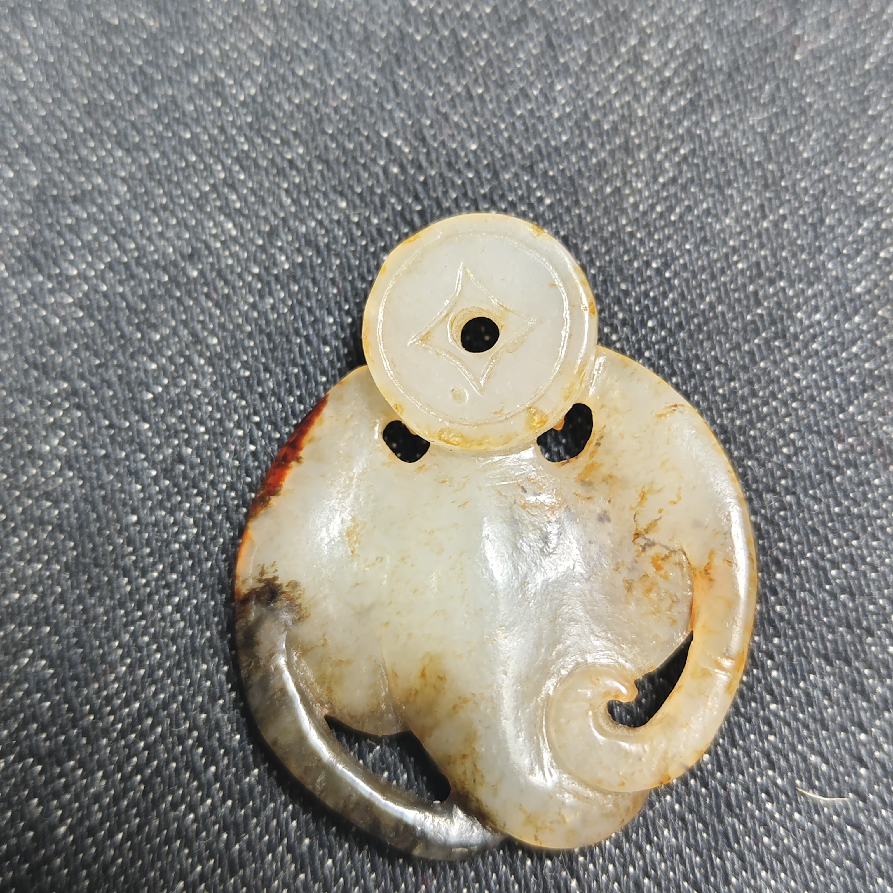 和田白玉，福在眼前，红白黑三色玉雕小精品