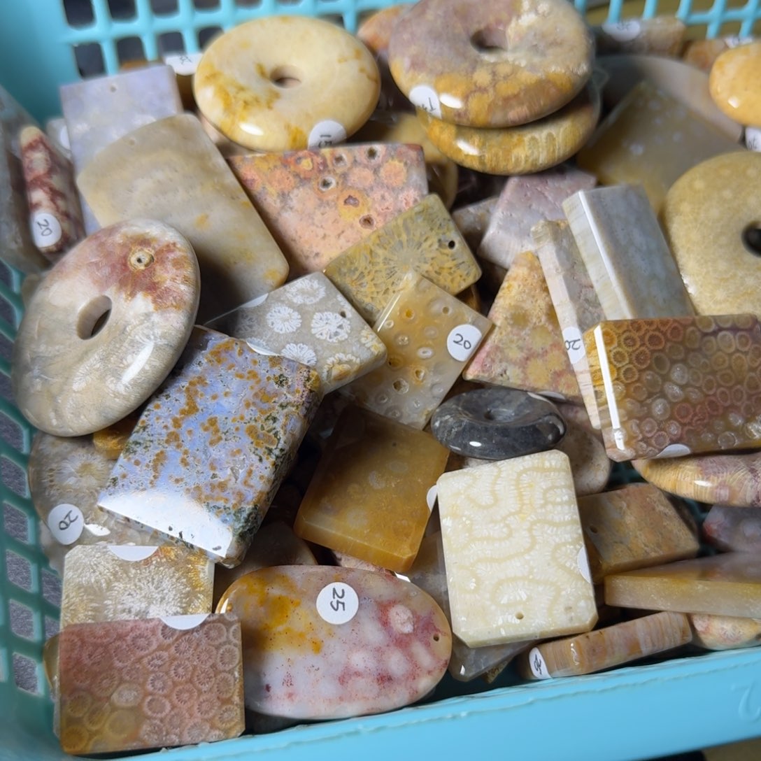 硅化玉未镶嵌清仓价：107个吊坠，不退