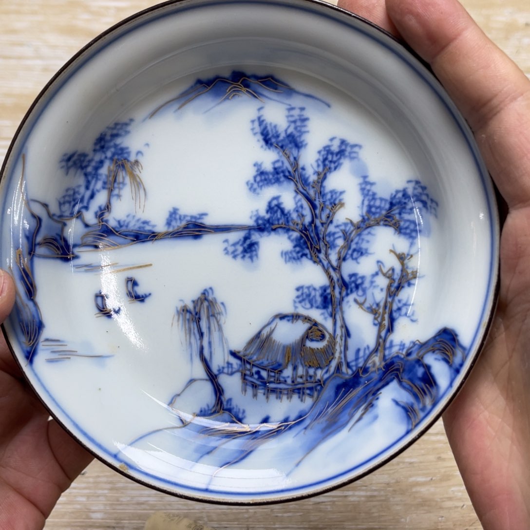 瓷片密密麻麻地排列着