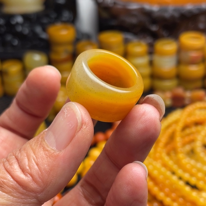 未镶嵌石英质玉（黄龙玉）颈饰