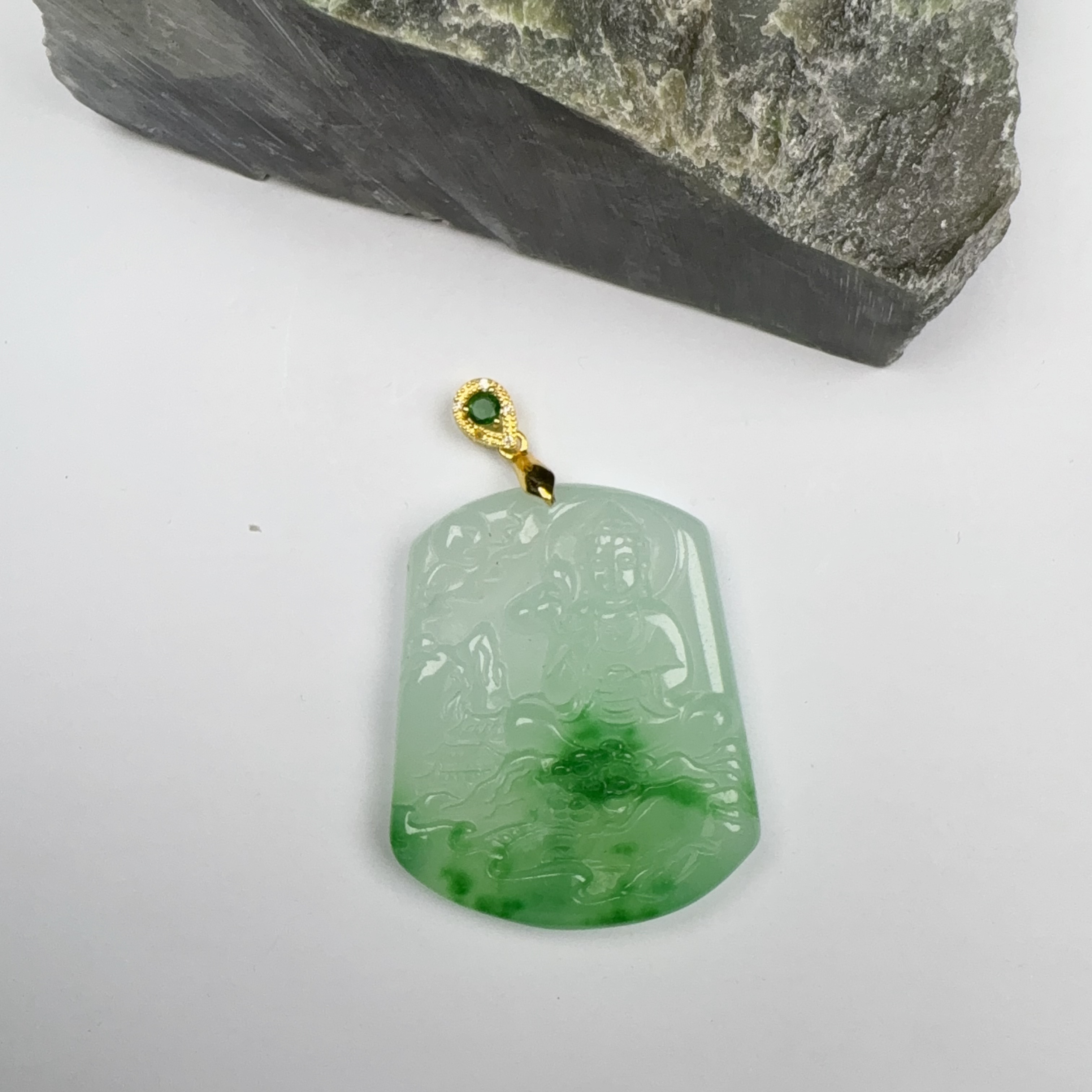 z121绿花山水牌气质精美吊坠