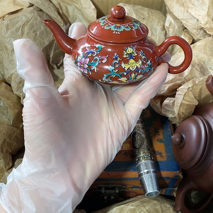 紫砂茶壶原矿泥料，手工制作一把紫砂壶。