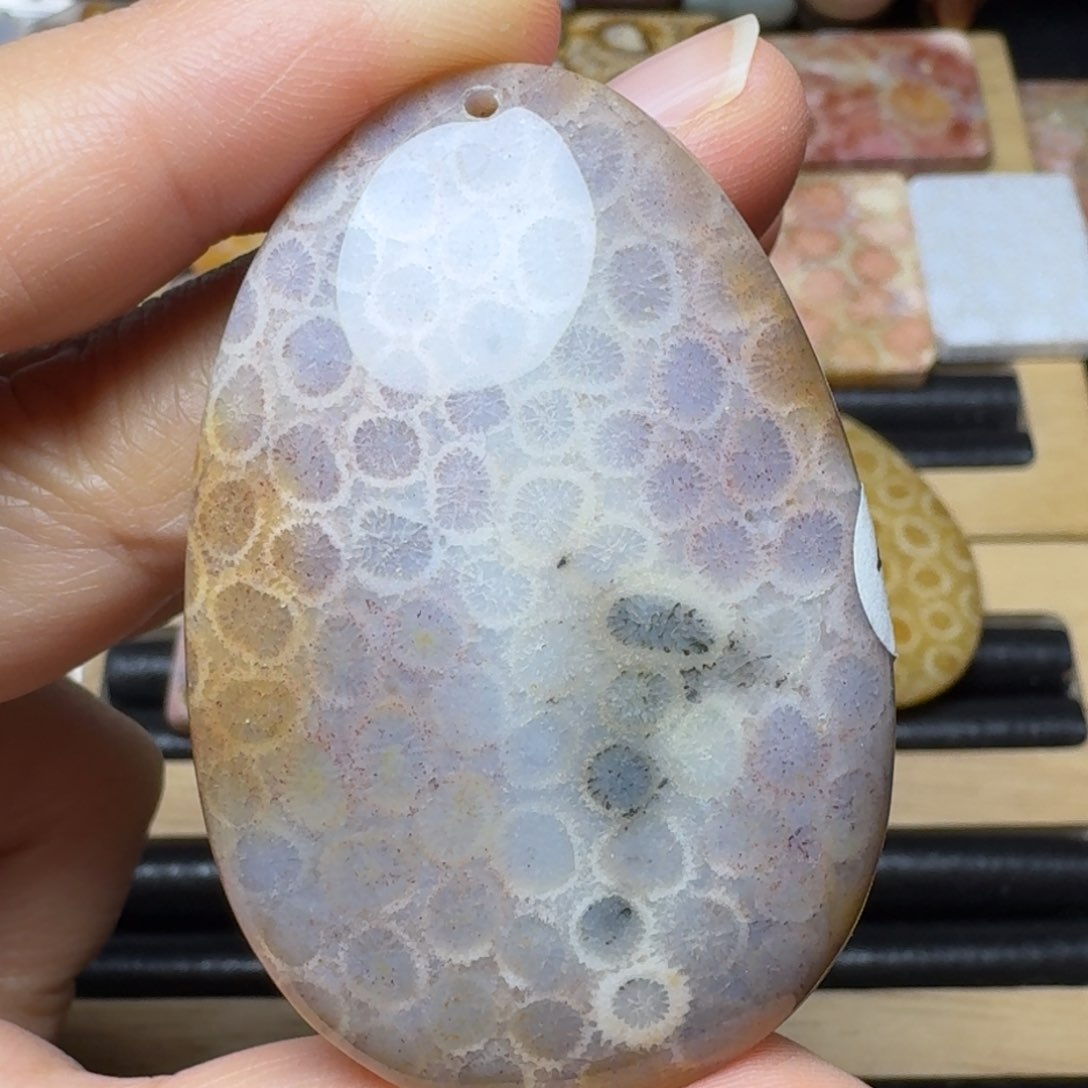 硅化玉带点黑金沙的紫花，可盘未镶嵌