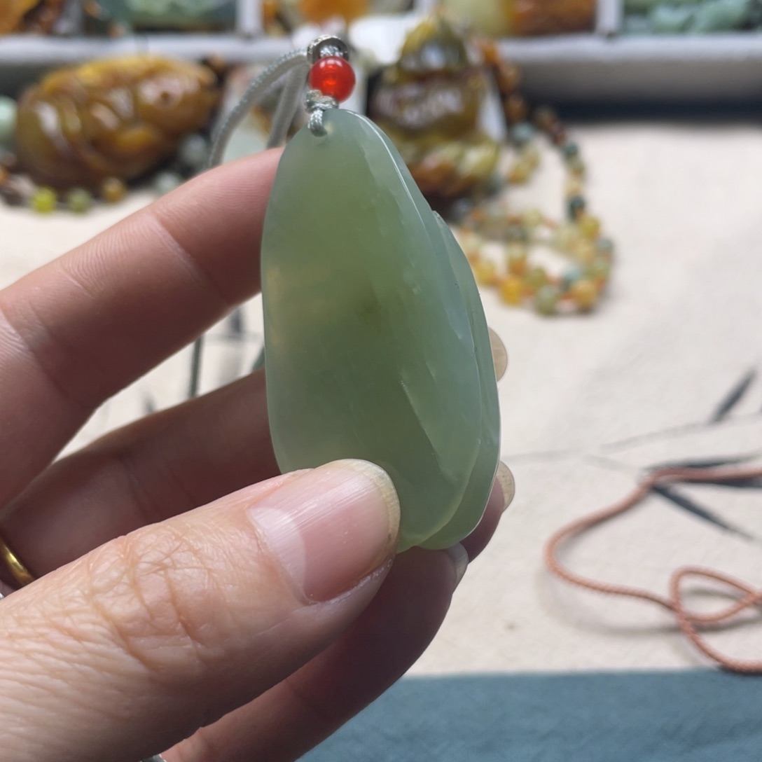 蛇纹石玉颈饰未镶嵌