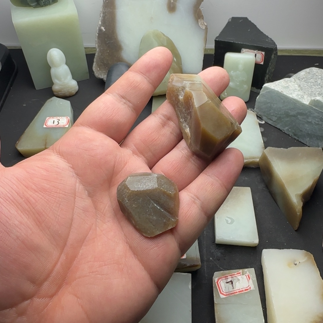 说***巴和田玉（糖玉）未镶嵌珠宝半成品