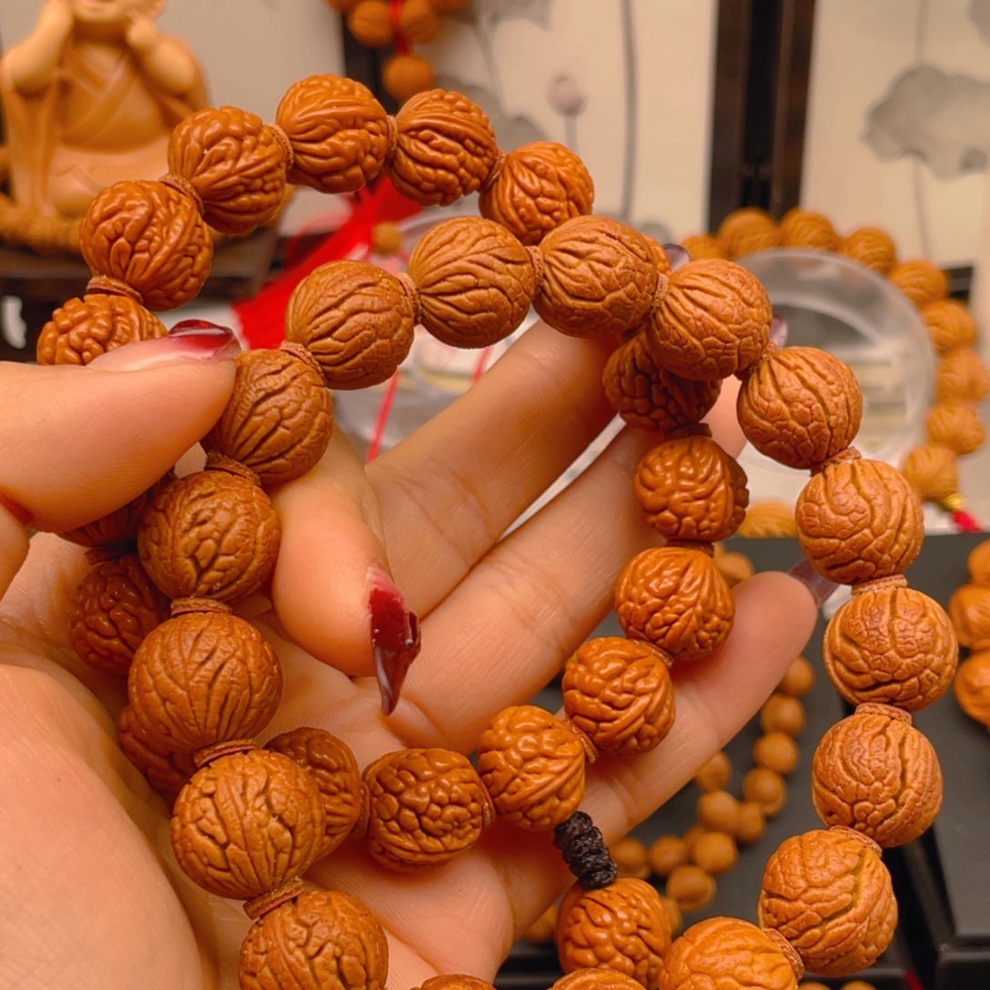 慎***独桃核手串红红火火。红红火火