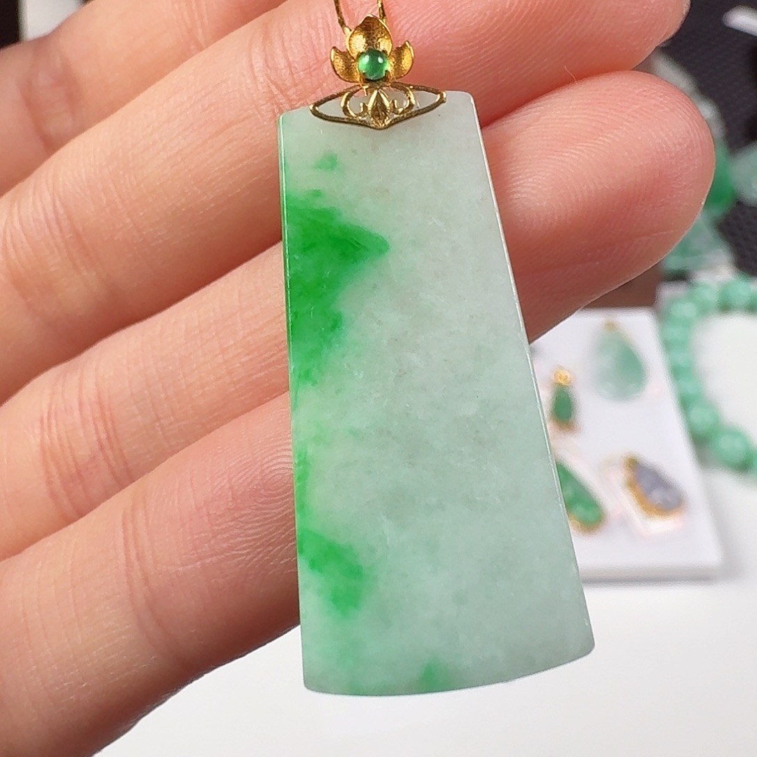 翡翠18K金镶嵌颈饰