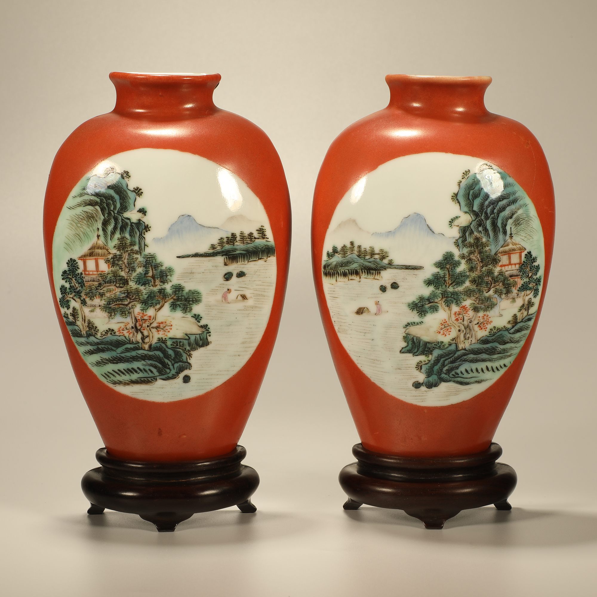清中晚期 珊瑚红地开窗山水纹壁瓶一对  【古董拍卖】