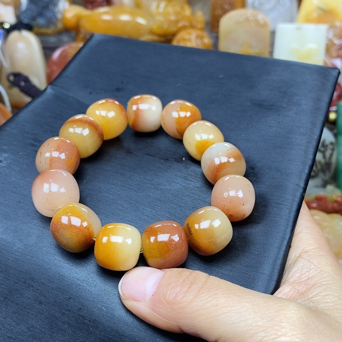 石英质玉（黄龙玉）颈饰未镶嵌