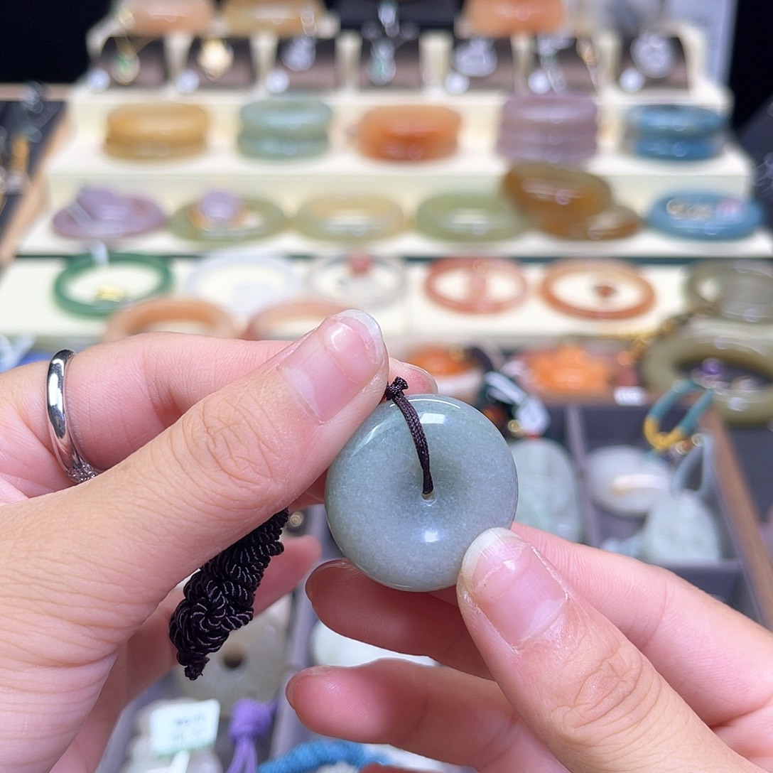 ****石英质玉手镯未镶嵌