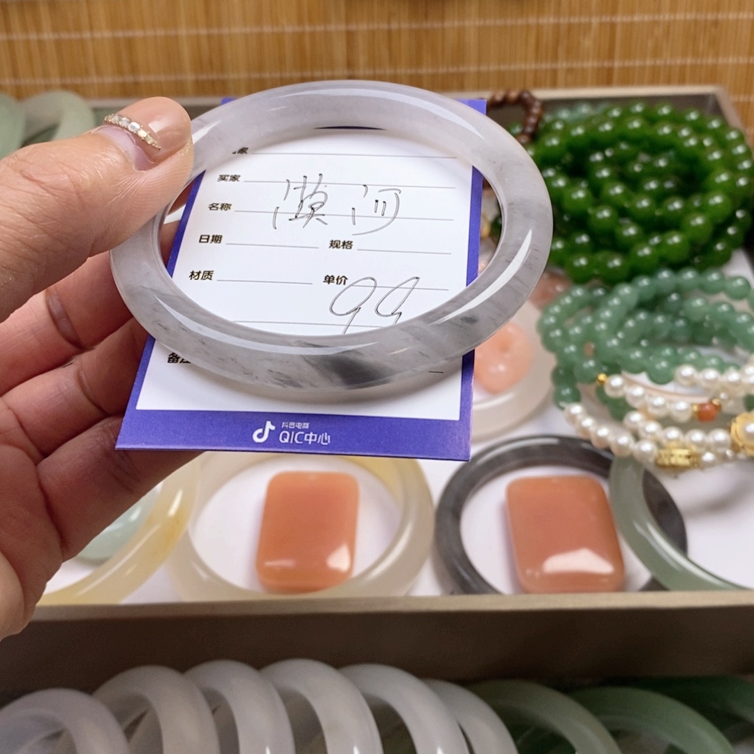 漠***上石英质玉未镶嵌手镯