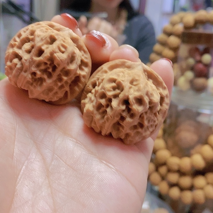【闪购商品】文玩核桃把件37蜡皮大石窝