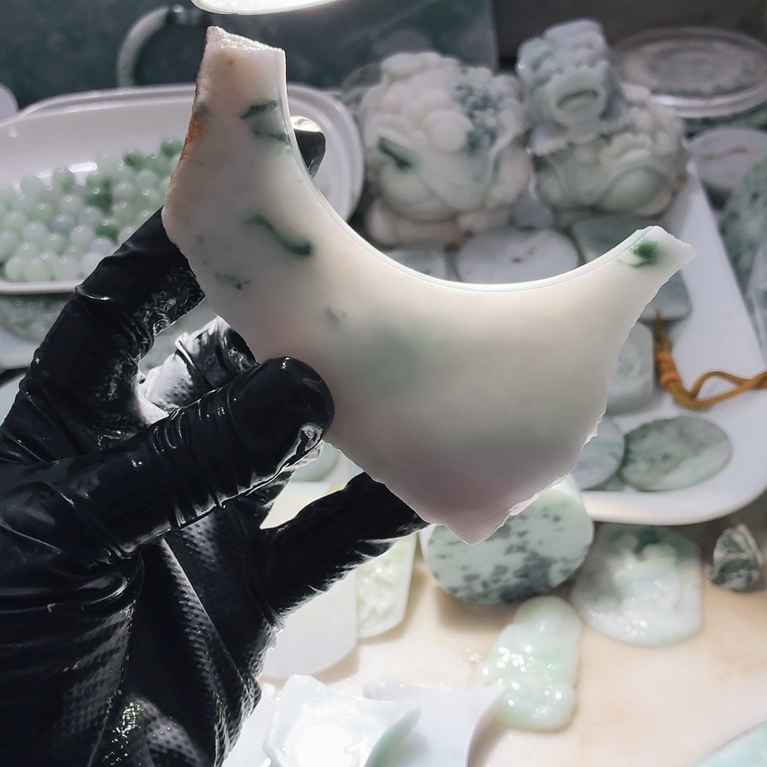 翡翠未镶嵌颈饰边角料