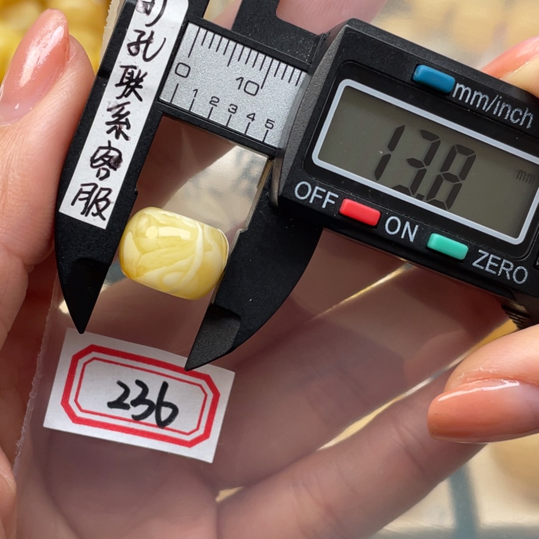 蜜蜡裸石未镶嵌半****?蜜蜡