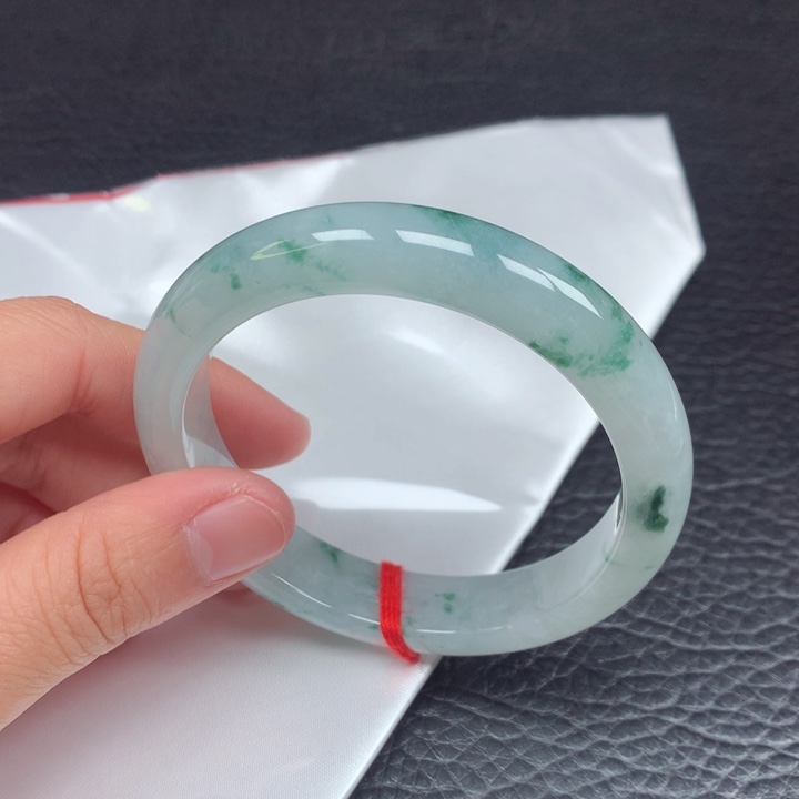 翡翠手镯未镶嵌。