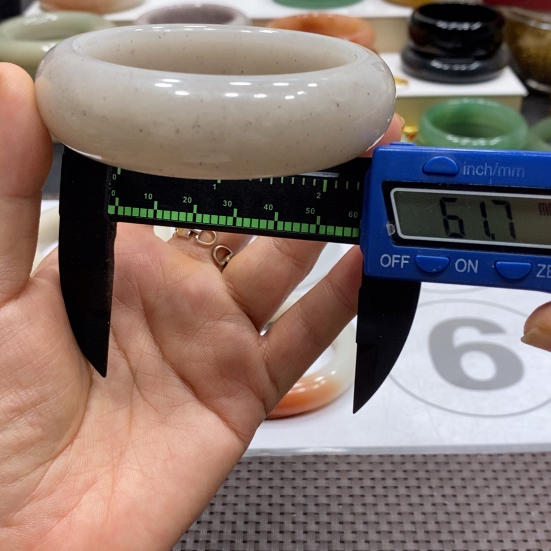 未镶嵌手镯石英岩玉