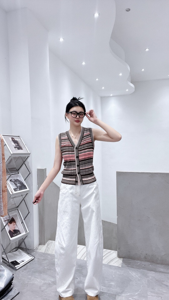 Avvenn·咖啡条纹针织马甲