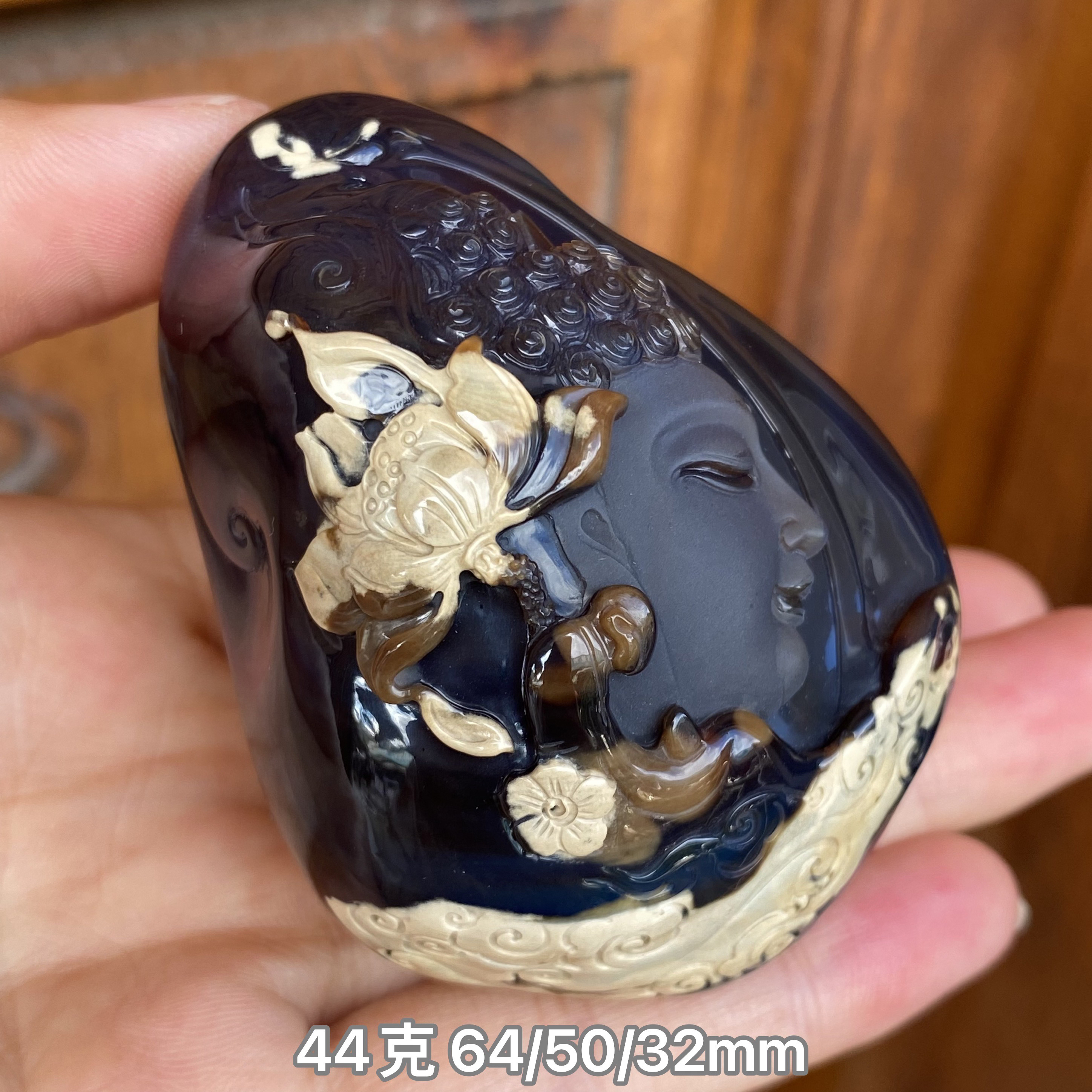 【小伊琥珀】44克黑蜜底漆白瓷俏色巧雕「大日如来」唐永鼎大师工