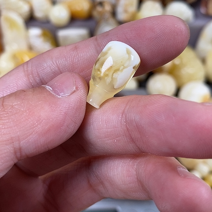 琥珀裸石未镶嵌我