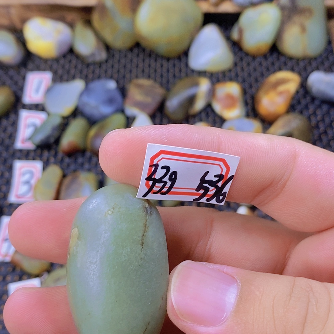 颈饰未镶嵌和田玉（糖玉）
