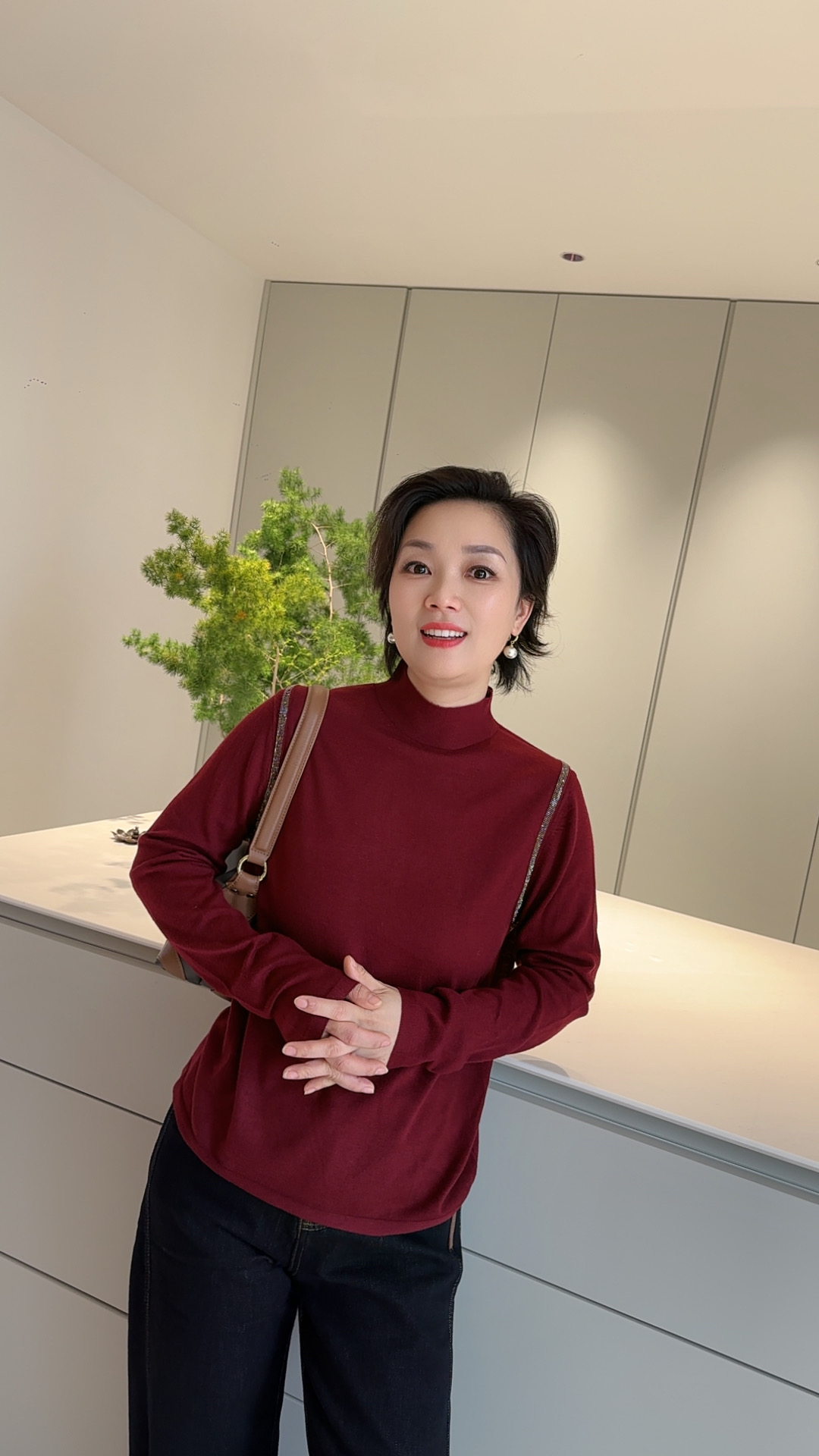 【卿她】内搭圆领秋冬上衣显瘦打底衫净色百搭时尚出众镶钻毛衣