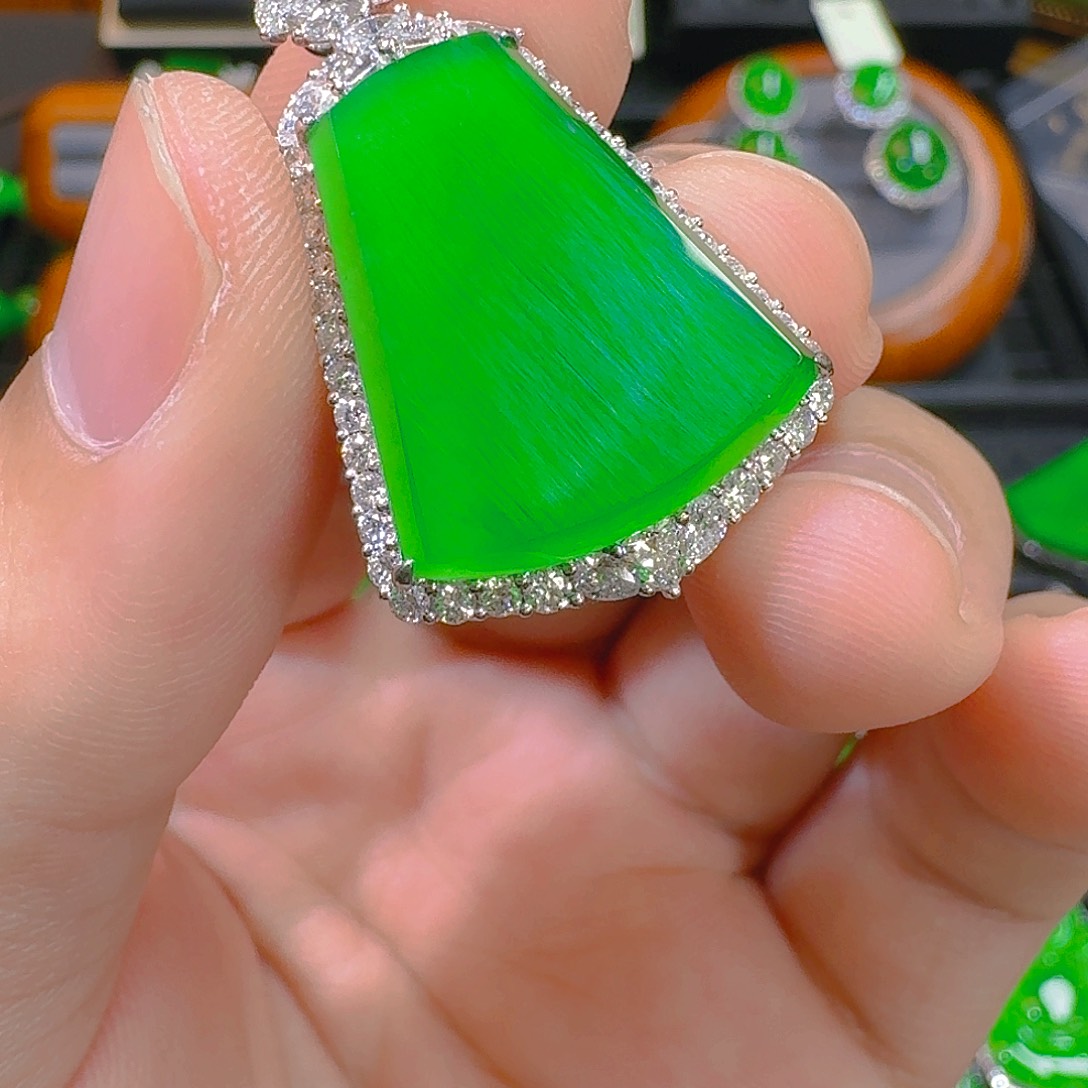 翡翠吊坠(赠链)18K金镶嵌M*?翡翠