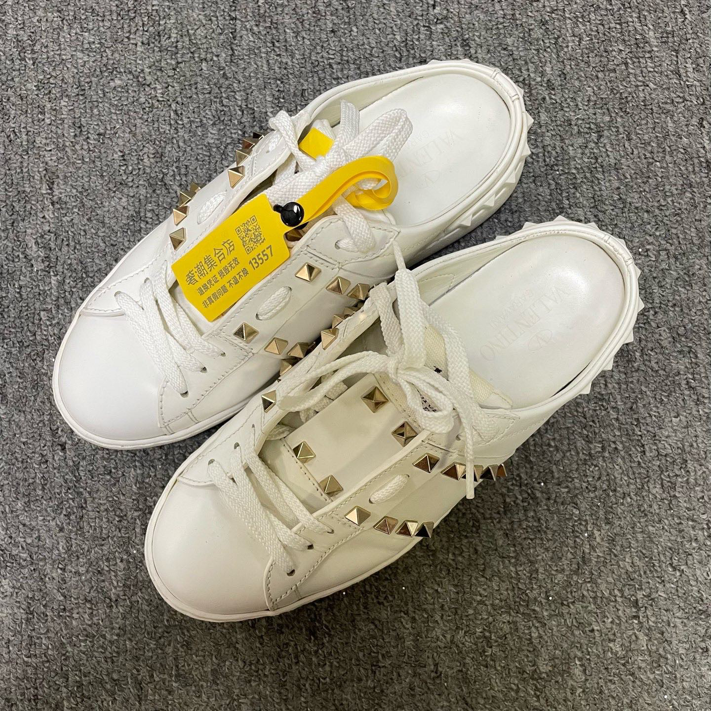 95新 Valentino/华伦天奴 Rockstud 平底包头拖鞋 37.5码/13557