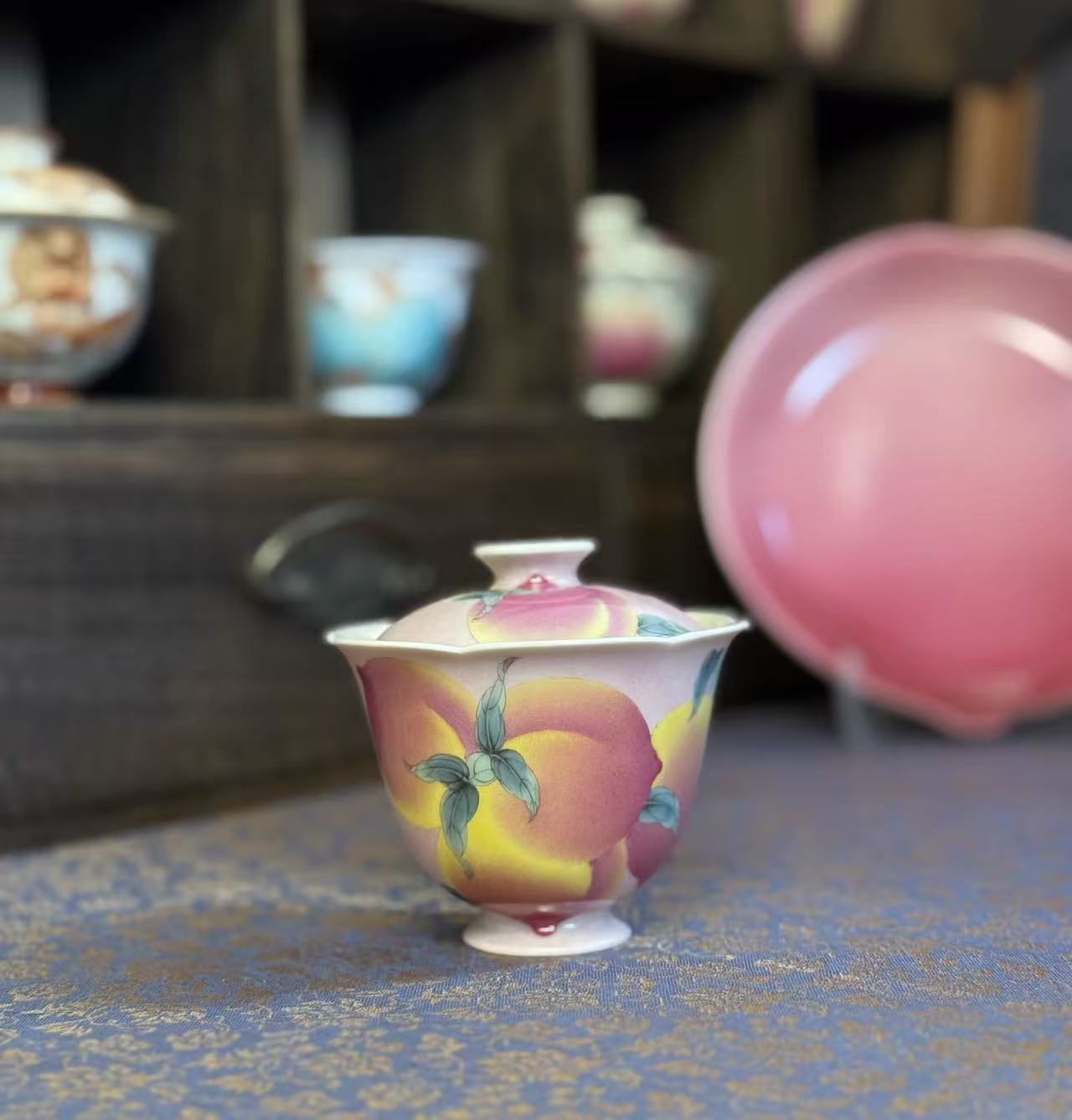 《梦乔茶器》雅圣景德镇手工手绘小甜心花口桃桃盖碗陶瓷盖碗粉彩