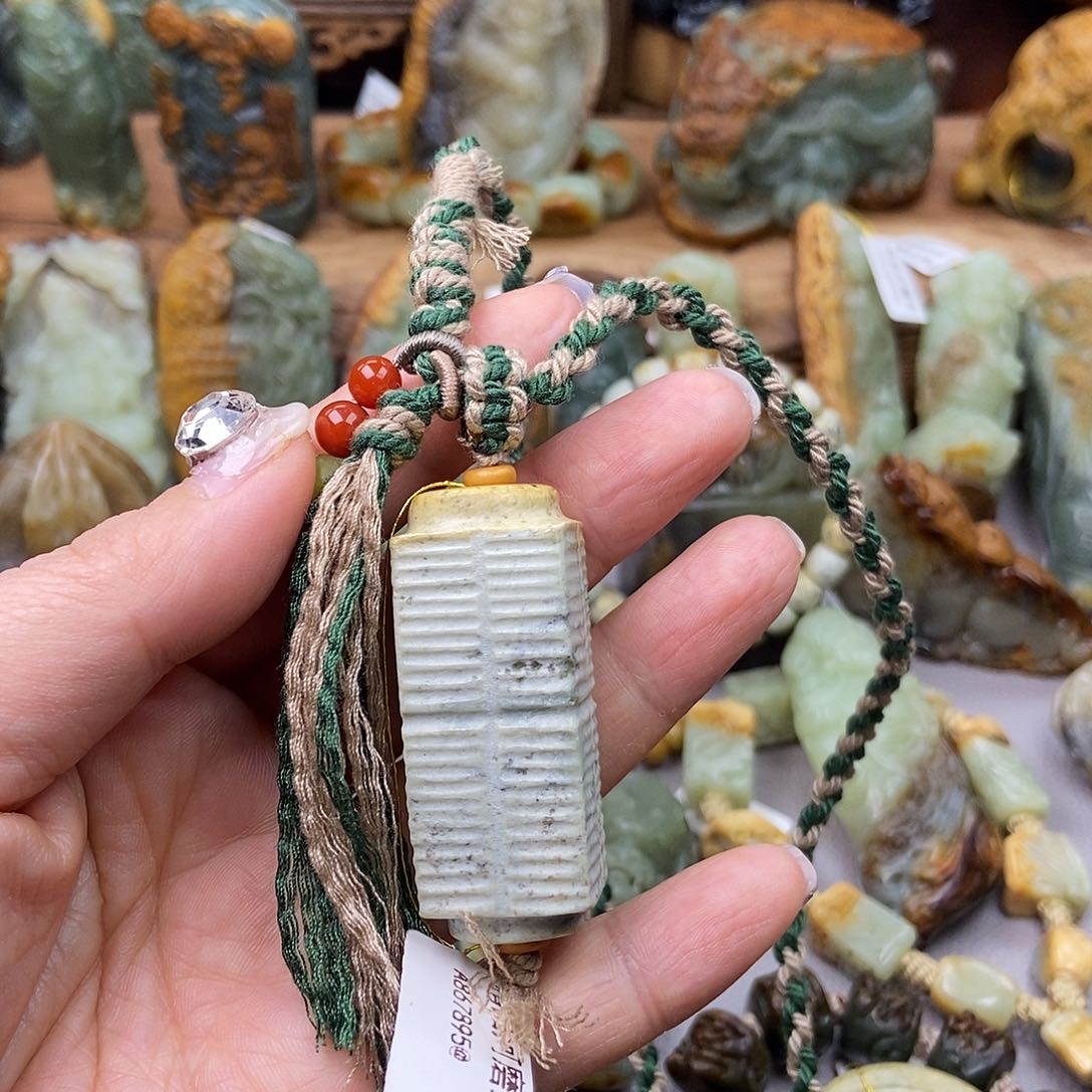 岫岩河磨玉（透闪石质玉）挂坠未镶嵌