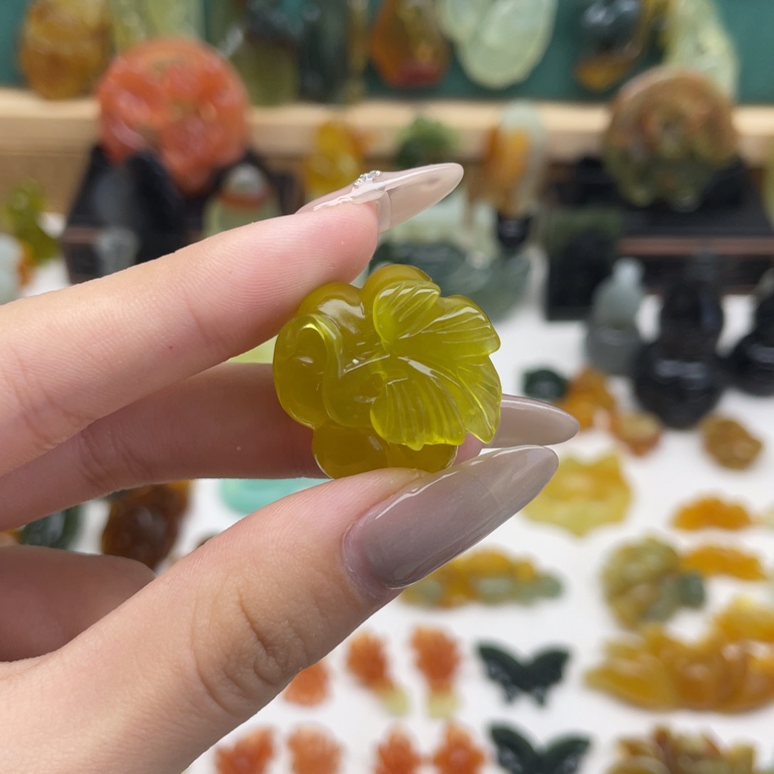 蛇纹石玉颈饰合金